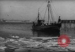 Standbild kommerziellen Fischerboote Boston Massachusetts USA, 1935, aus Sekunde 24 historischem Filmmaterial Videoclip 65675046892