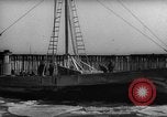 Standbild kommerziellen Fischerboote Boston Massachusetts USA, 1935, aus Sekunde 32 historischem Filmmaterial Videoclip 65675046892
