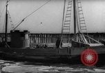Standbild kommerziellen Fischerboote Boston Massachusetts USA, 1935, aus Sekunde 36 historischem Filmmaterial Videoclip 65675046892