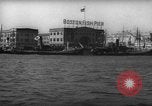 Standbild Blick vom Boot anfahren Pier Boston Massachusetts USA, 1935, aus Sekunde 54 historischem Filmmaterial Videoclip 65675046893