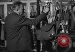 Immagine di Pelletteria United States USA, 1950, secondo 18 filmato di repertorio 65675046917