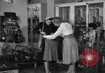 Immagine di Pelletteria United States USA, 1950, secondo 30 filmato di repertorio 65675046917