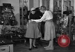 Immagine di Pelletteria United States USA, 1950, secondo 32 filmato di repertorio 65675046917