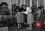 Immagine di Pelletteria United States USA, 1950, secondo 33 filmato di repertorio 65675046917