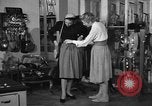 Immagine di Pelletteria United States USA, 1950, secondo 34 filmato di repertorio 65675046917