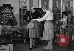 Immagine di Pelletteria United States USA, 1950, secondo 35 filmato di repertorio 65675046917