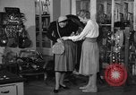 Immagine di Pelletteria United States USA, 1950, secondo 36 filmato di repertorio 65675046917