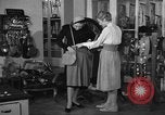 Immagine di Pelletteria United States USA, 1950, secondo 37 filmato di repertorio 65675046917