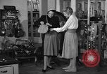 Immagine di Pelletteria United States USA, 1950, secondo 42 filmato di repertorio 65675046917