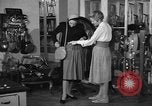 Immagine di Pelletteria United States USA, 1950, secondo 43 filmato di repertorio 65675046917