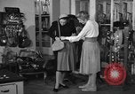 Immagine di Pelletteria United States USA, 1950, secondo 44 filmato di repertorio 65675046917
