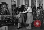Immagine di Pelletteria United States USA, 1950, secondo 45 filmato di repertorio 65675046917