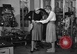 Immagine di Pelletteria United States USA, 1950, secondo 46 filmato di repertorio 65675046917