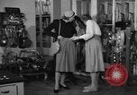 Immagine di Pelletteria United States USA, 1950, secondo 47 filmato di repertorio 65675046917