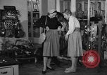 Immagine di Pelletteria United States USA, 1950, secondo 48 filmato di repertorio 65675046917