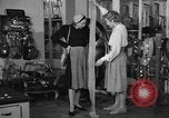 Immagine di Pelletteria United States USA, 1950, secondo 51 filmato di repertorio 65675046917