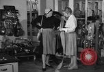Immagine di Pelletteria United States USA, 1950, secondo 52 filmato di repertorio 65675046917