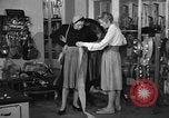 Immagine di Pelletteria United States USA, 1950, secondo 53 filmato di repertorio 65675046917