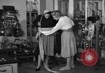 Immagine di Pelletteria United States USA, 1950, secondo 54 filmato di repertorio 65675046917