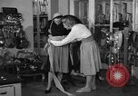 Immagine di Pelletteria United States USA, 1950, secondo 55 filmato di repertorio 65675046917