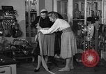 Immagine di Pelletteria United States USA, 1950, secondo 57 filmato di repertorio 65675046917
