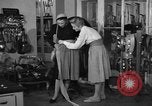 Immagine di Pelletteria United States USA, 1950, secondo 58 filmato di repertorio 65675046917