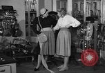 Immagine di Pelletteria United States USA, 1950, secondo 61 filmato di repertorio 65675046917