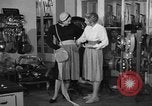 Immagine di Pelletteria United States USA, 1950, secondo 62 filmato di repertorio 65675046917