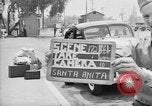Immagine di Internee giapponese arriva in taxi Santa Anita California USA, 1942, secondo 1 filmato di repertorio 65675046926