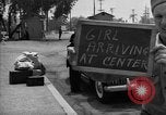 Immagine di Internee giapponese arriva in taxi Santa Anita California USA, 1942, secondo 3 filmato di repertorio 65675046926