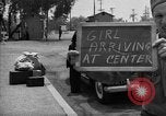 Immagine di Internee giapponese arriva in taxi Santa Anita California USA, 1942, secondo 4 filmato di repertorio 65675046926