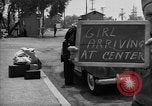 Immagine di Internee giapponese arriva in taxi Santa Anita California USA, 1942, secondo 5 filmato di repertorio 65675046926