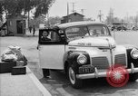 Immagine di Internee giapponese arriva in taxi Santa Anita California USA, 1942, secondo 6 filmato di repertorio 65675046926