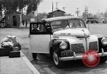 Immagine di Internee giapponese arriva in taxi Santa Anita California USA, 1942, secondo 7 filmato di repertorio 65675046926
