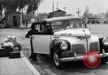 Immagine di Internee giapponese arriva in taxi Santa Anita California USA, 1942, secondo 8 filmato di repertorio 65675046926