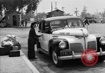Immagine di Internee giapponese arriva in taxi Santa Anita California USA, 1942, secondo 9 filmato di repertorio 65675046926