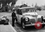 Immagine di Internee giapponese arriva in taxi Santa Anita California USA, 1942, secondo 10 filmato di repertorio 65675046926