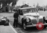 Immagine di Internee giapponese arriva in taxi Santa Anita California USA, 1942, secondo 11 filmato di repertorio 65675046926