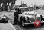 Immagine di Internee giapponese arriva in taxi Santa Anita California USA, 1942, secondo 12 filmato di repertorio 65675046926