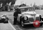 Immagine di Internee giapponese arriva in taxi Santa Anita California USA, 1942, secondo 13 filmato di repertorio 65675046926