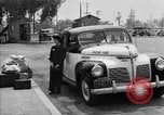 Immagine di Internee giapponese arriva in taxi Santa Anita California USA, 1942, secondo 14 filmato di repertorio 65675046926