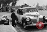 Immagine di Internee giapponese arriva in taxi Santa Anita California USA, 1942, secondo 15 filmato di repertorio 65675046926