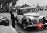 Immagine di Internee giapponese arriva in taxi Santa Anita California USA, 1942, secondo 16 filmato di repertorio 65675046926