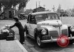 Immagine di Internee giapponese arriva in taxi Santa Anita California USA, 1942, secondo 17 filmato di repertorio 65675046926
