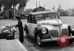 Immagine di Internee giapponese arriva in taxi Santa Anita California USA, 1942, secondo 18 filmato di repertorio 65675046926