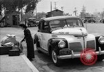 Immagine di Internee giapponese arriva in taxi Santa Anita California USA, 1942, secondo 19 filmato di repertorio 65675046926