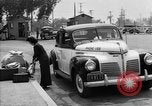 Immagine di Internee giapponese arriva in taxi Santa Anita California USA, 1942, secondo 20 filmato di repertorio 65675046926
