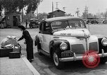 Immagine di Internee giapponese arriva in taxi Santa Anita California USA, 1942, secondo 21 filmato di repertorio 65675046926