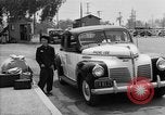 Immagine di Internee giapponese arriva in taxi Santa Anita California USA, 1942, secondo 22 filmato di repertorio 65675046926