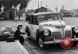 Immagine di Internee giapponese arriva in taxi Santa Anita California USA, 1942, secondo 23 filmato di repertorio 65675046926